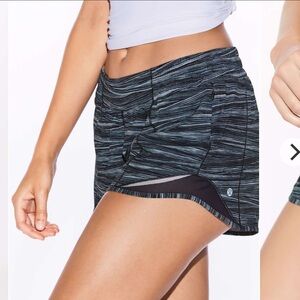 Lululemon Hotty Hot Short II 4” Low Tide Alpine White Black / Black SIZE 6